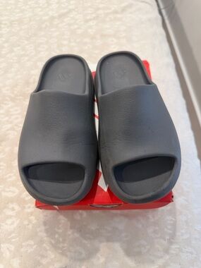 Yeezy Kids Slides in Charcoal Gray